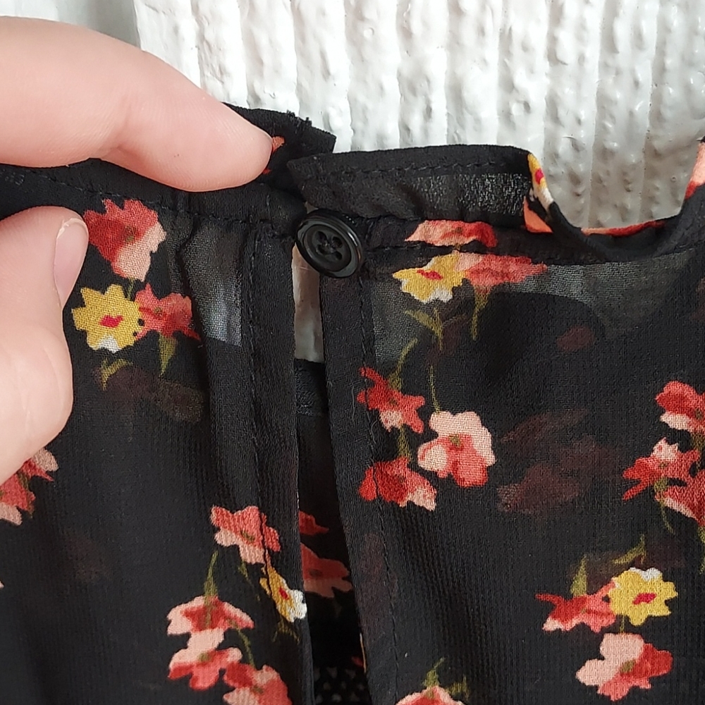 a.n.a. Sleeveless Floral Blouse - Picture 7 of 11